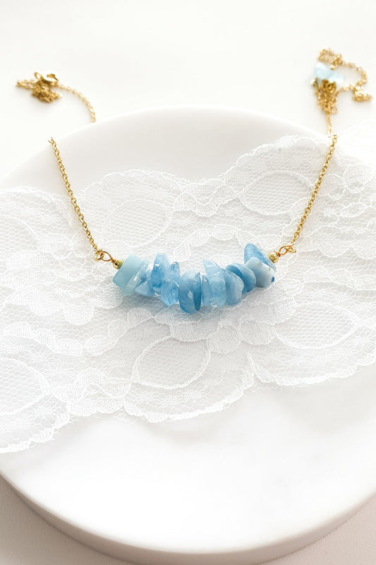 Aquamarin Halskette, Aquamarin Kette, Aquamarine Necklace, hellblaue Aquamarin Edelsteinhalskette vergoldete Halskette mit uneben geschliffener Steinreihe Aquamarin blau