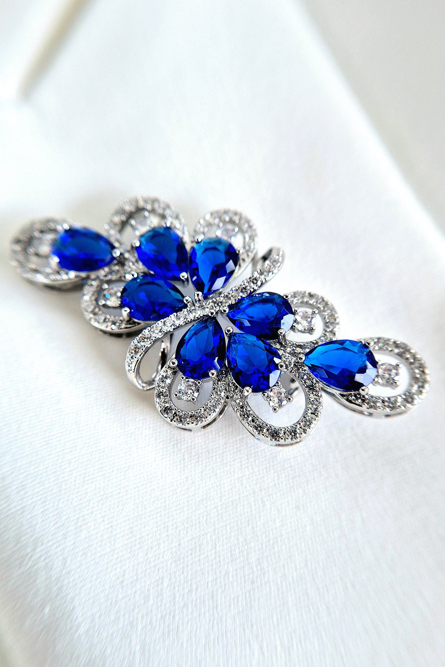 Brooch Royal Blue, Royal blue brooch, Blaue Brosche, broche bleue, Silber Brosche mit blauen Diamant Imitaten, Silver brooch with blue diamond imitation, cubic zirconia brooch, Cubic Zirkonia Brosche, broche royal bleue, bridal brooch, etwas blaues, something blue brooch, elegante Brosche, elegant brooch