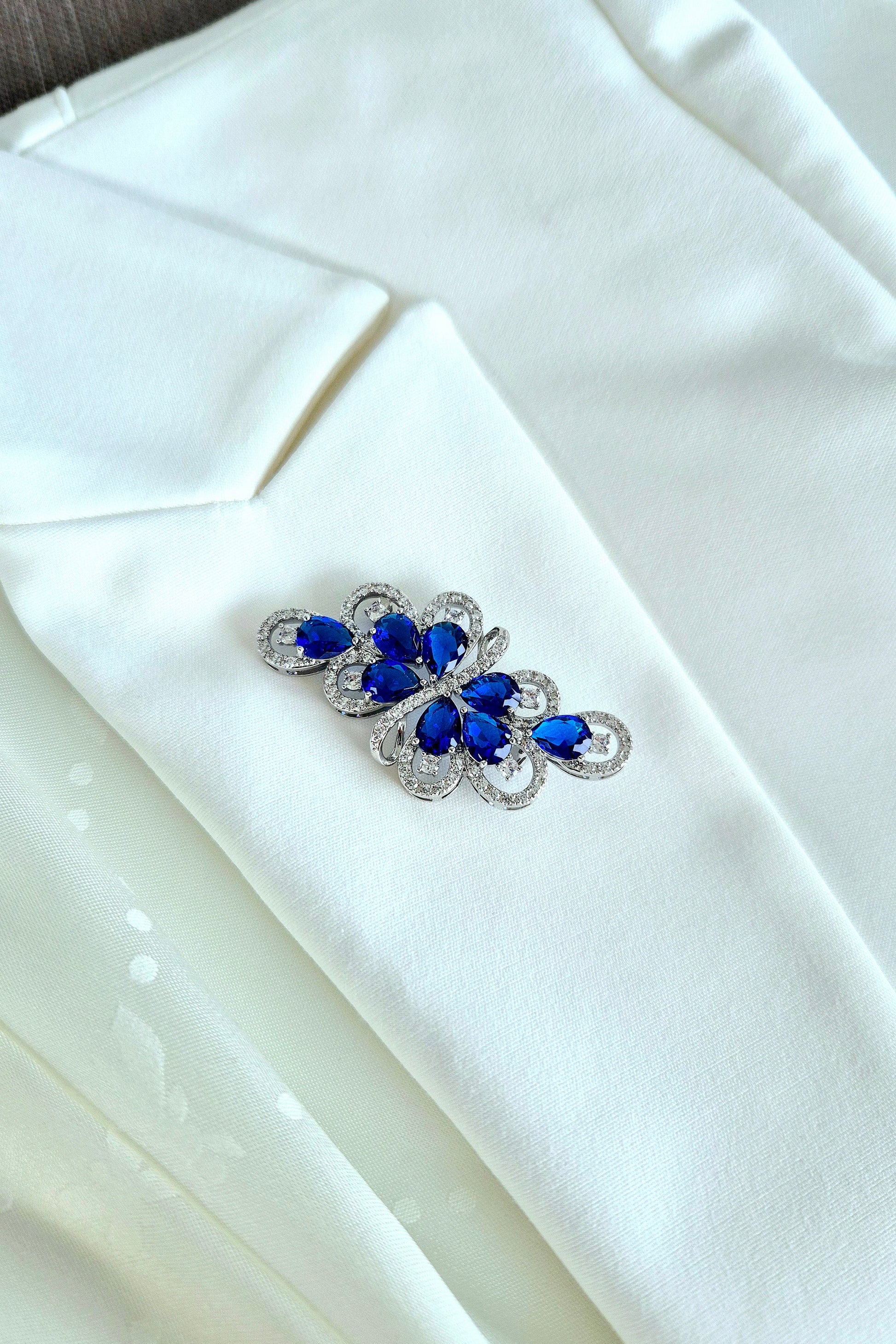 Brooch Royal Blue, Royal blue brooch, Blaue Brosche, broche bleue, Silber Brosche mit blauen Diamant Imitaten, Silver brooch with blue diamond imitation, cubic zirconia brooch, Cubic Zirkonia Brosche, broche royal bleue, bridal brooch, etwas blaues, something blue brooch, elegante Brosche, elegant brooch