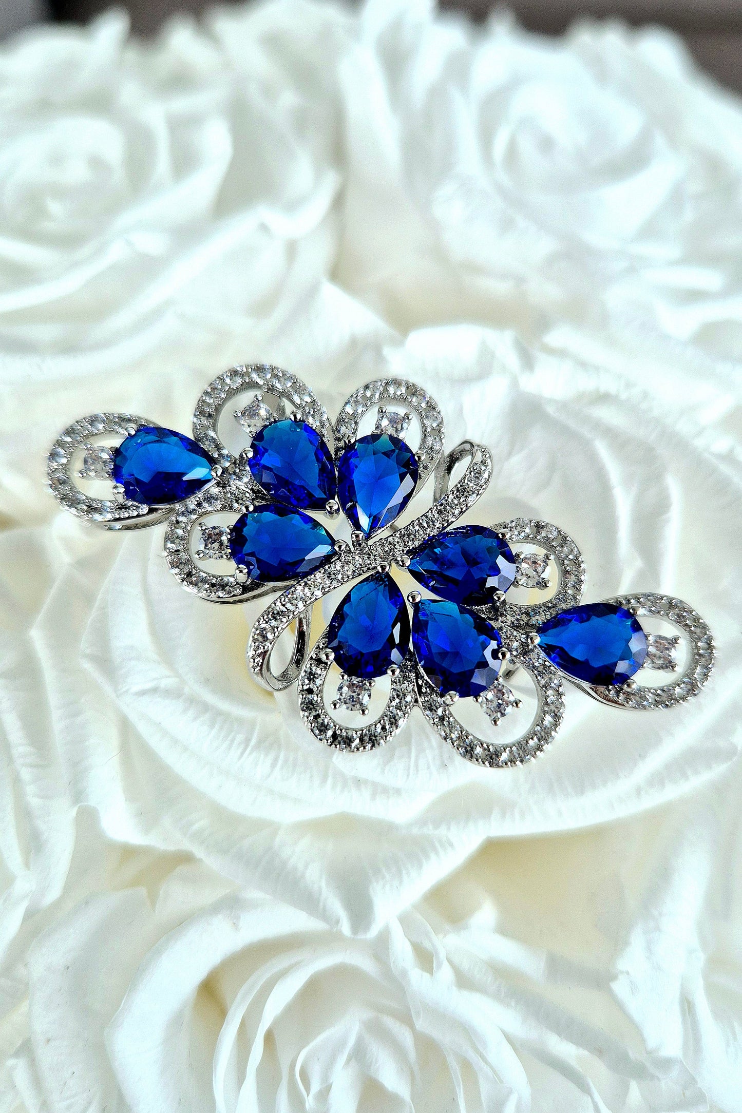 Brooch Royal Blue, Royal blue brooch, Blaue Brosche, broche bleue, Silber Brosche mit blauen Diamant Imitaten, Silver brooch with blue diamond imitation, cubic zirconia brooch, Cubic Zirkonia Brosche, broche royal bleue, bridal brooch, etwas blaues, something blue brooch, elegante Brosche, elegant brooch