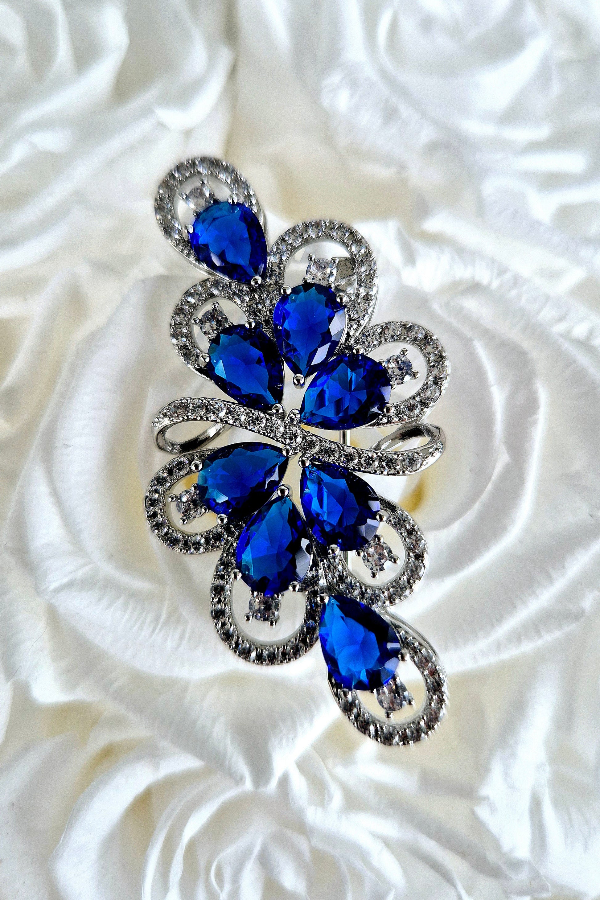 Brooch Royal Blue, Royal blue brooch, Blaue Brosche, broche bleue, Silber Brosche mit blauen Diamant Imitaten, Silver brooch with blue diamond imitation, cubic zirconia brooch, Cubic Zirkonia Brosche, broche royal bleue, bridal brooch, etwas blaues, something blue brooch, elegante Brosche, elegant brooch