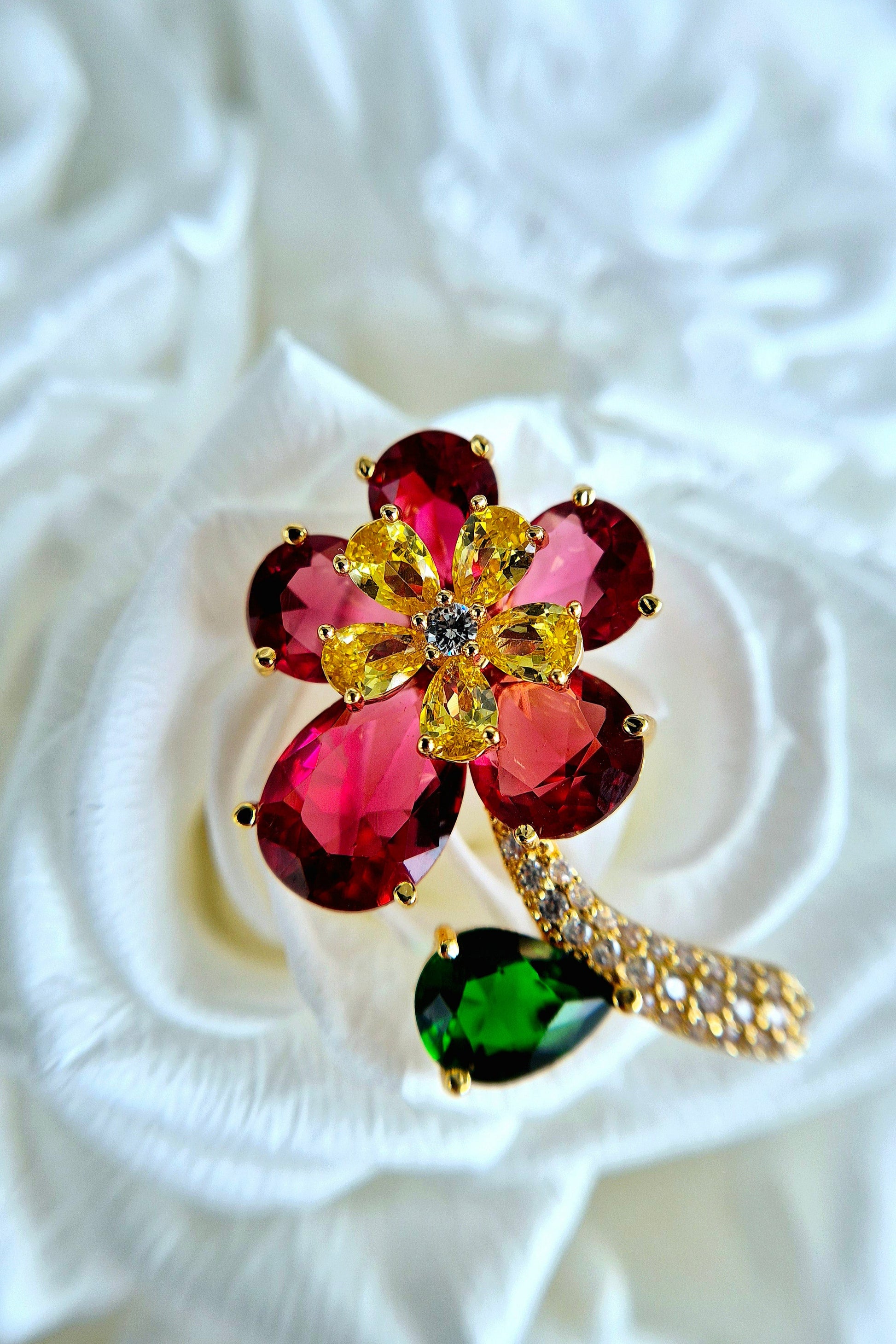 Brosche Rote Blume, goldene Brosche, red flower brooch, golden brooch, broche en or, broche fleur, broche rouge, rote Brosche, red brooch, Brosche, brooch, broach, broche, Blumen Brosche 