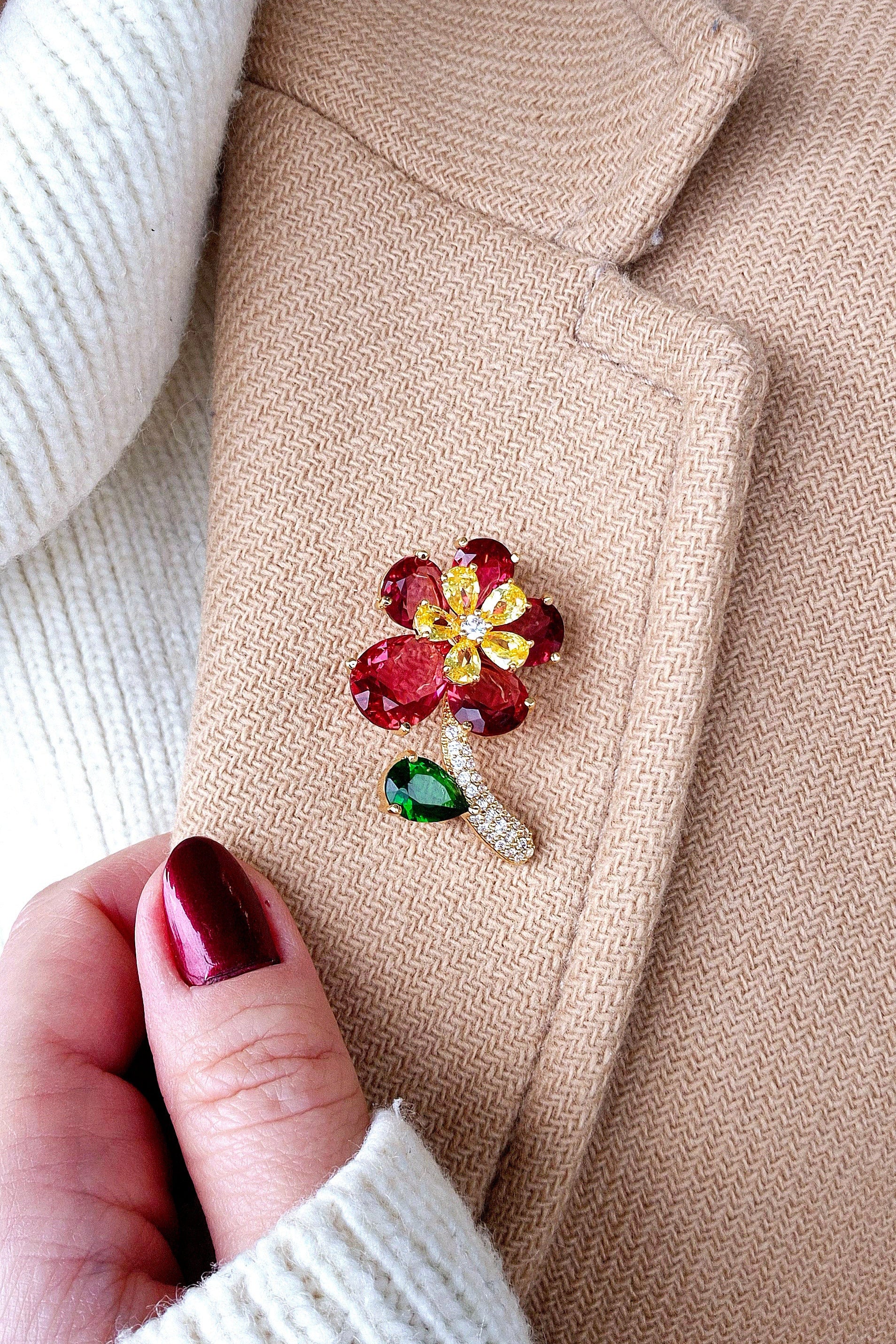 Brosche Rote Blume, goldene Brosche, red flower brooch, golden brooch, broche en or, broche fleur, broche rouge, rote Brosche, red brooch, Brosche, brooch, broach, broche, Blumen Brosche 