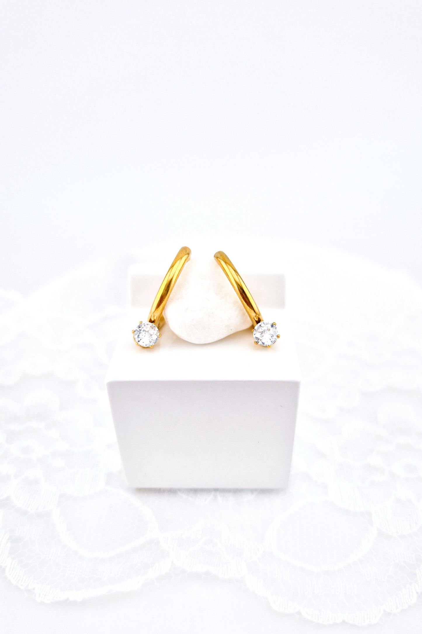 Creolen Ohrringe_Hoop earrings_Boucles d'oreilles creoles, Orecchini a cerchio, minimalistische Ohrringe, Minimalist earrings, minimalist hoops, golden hoops, Creolen god, Gold Creolen, goldene Ohrringe, golden earrings