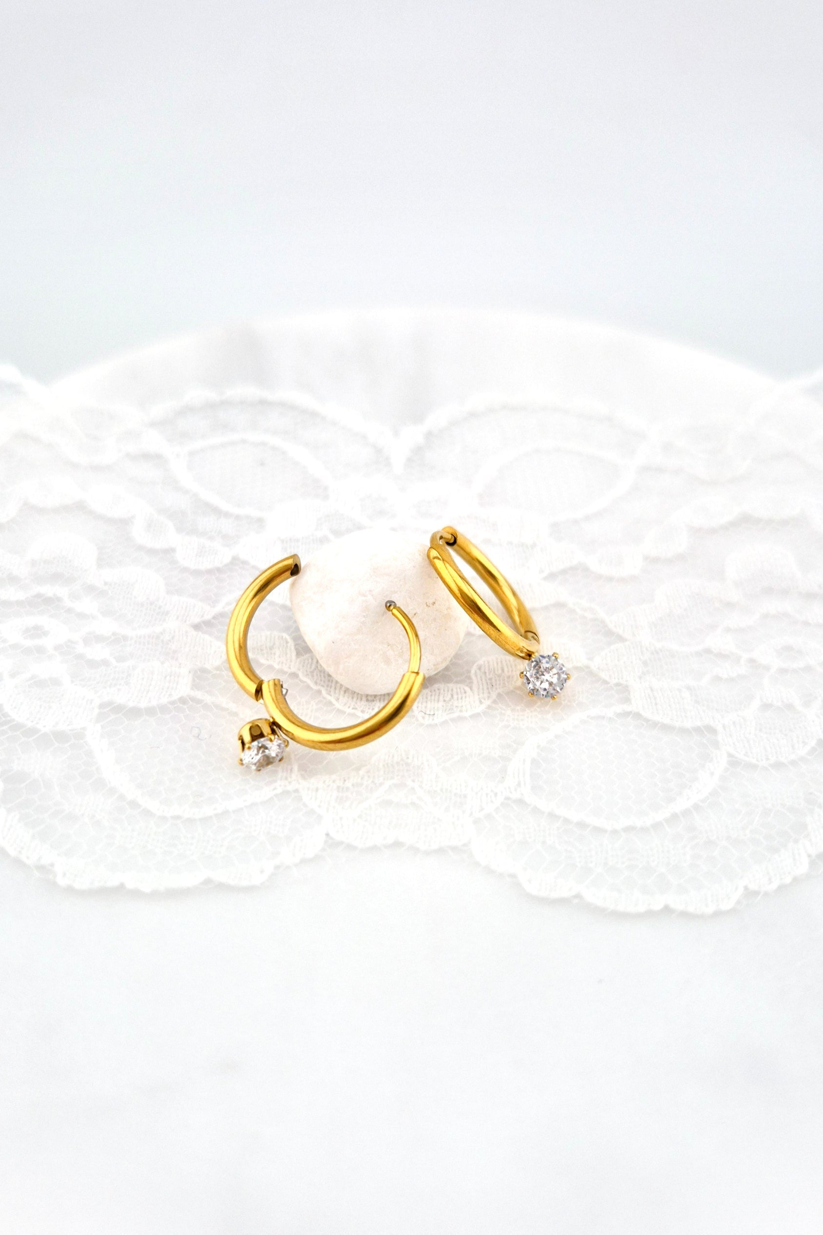 Creolen Ohrringe_Hoop earrings_Boucles d'oreilles creoles, Orecchini a cerchio, minimalistische Ohrringe, Minimalist earrings, minimalist hoops, golden hoops, Creolen god, Gold Creolen, goldene Ohrringe, golden earrings