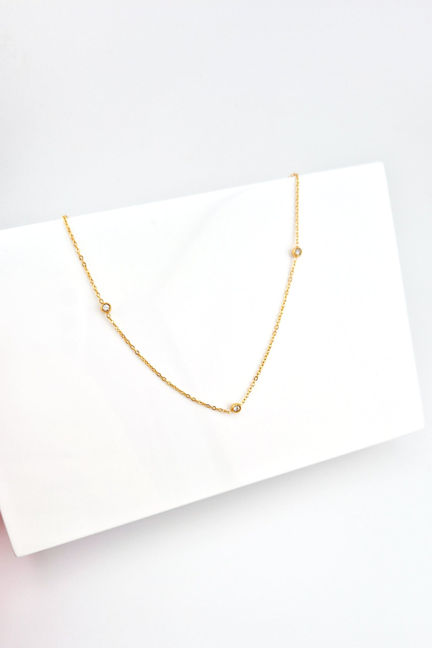 Goldene Halskette Zirkonia, golden necklace, golden necklace cubic zirconia, collier dore, collier dore zirconium, collana dorata, collana dorata zirconia, Zirkonia Halskette, Goldene Halskette, vergoldete Halskette, Halskette, Kette mit Zirkonia Steinchen, elegant golden necklace