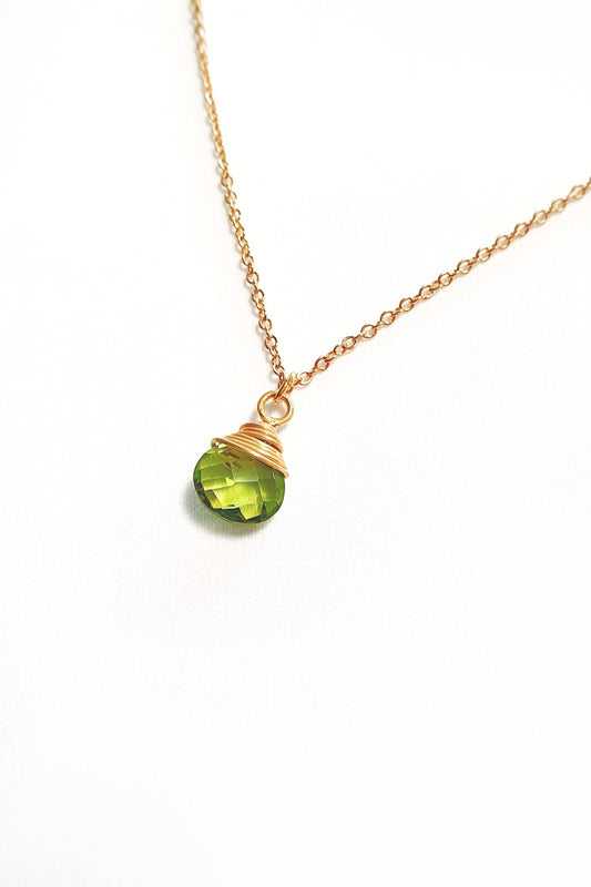 Peridot Anhänger Halskette, Peridot Halskette, Peridot Kette, Peridot necklace, grüner Peridot Edelstein anhänger drahtumwickelter Schmuck Halskette mit Peridot Anhänger in Tropfenform goldene Halskette