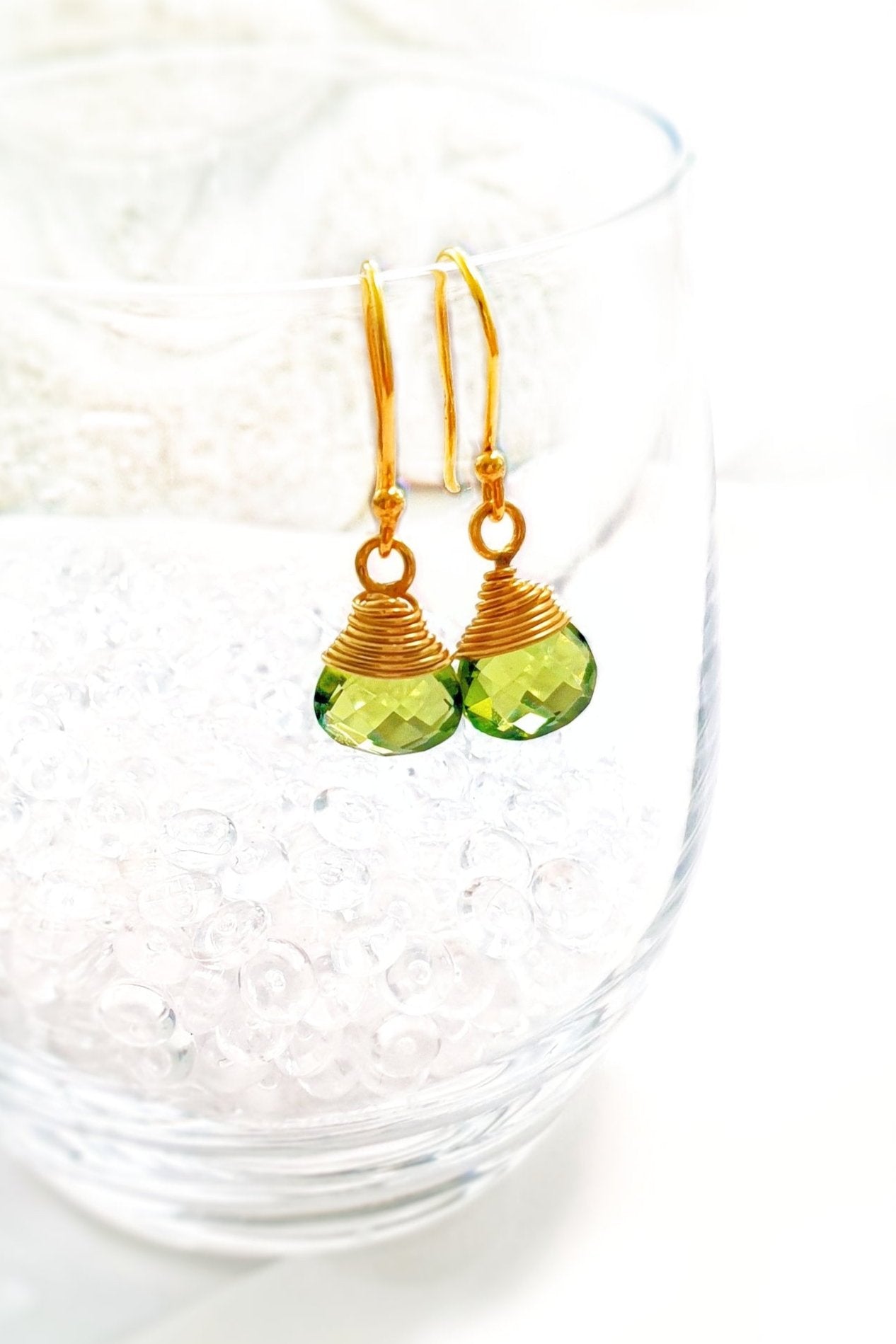 Peridot Ohrringe, Peridot Hängeohrringe, Peridot Earrings, grüne Peridot Edelstein Ohrringe draht umwickelt in Gold Hängeohrringe mit tropfenförmigem grünem Peridot Kristall, grüne Ohrringe, green earrings
