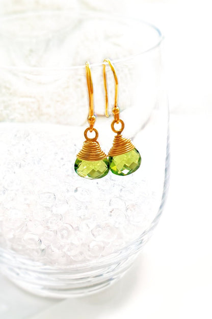 Peridot Ohrringe, Peridot Hängeohrringe, Peridot Earrings, grüne Peridot Edelstein Ohrringe draht umwickelt in Gold Hängeohrringe mit tropfenförmigem grünem Peridot Kristall, grüne Ohrringe, green earrings
