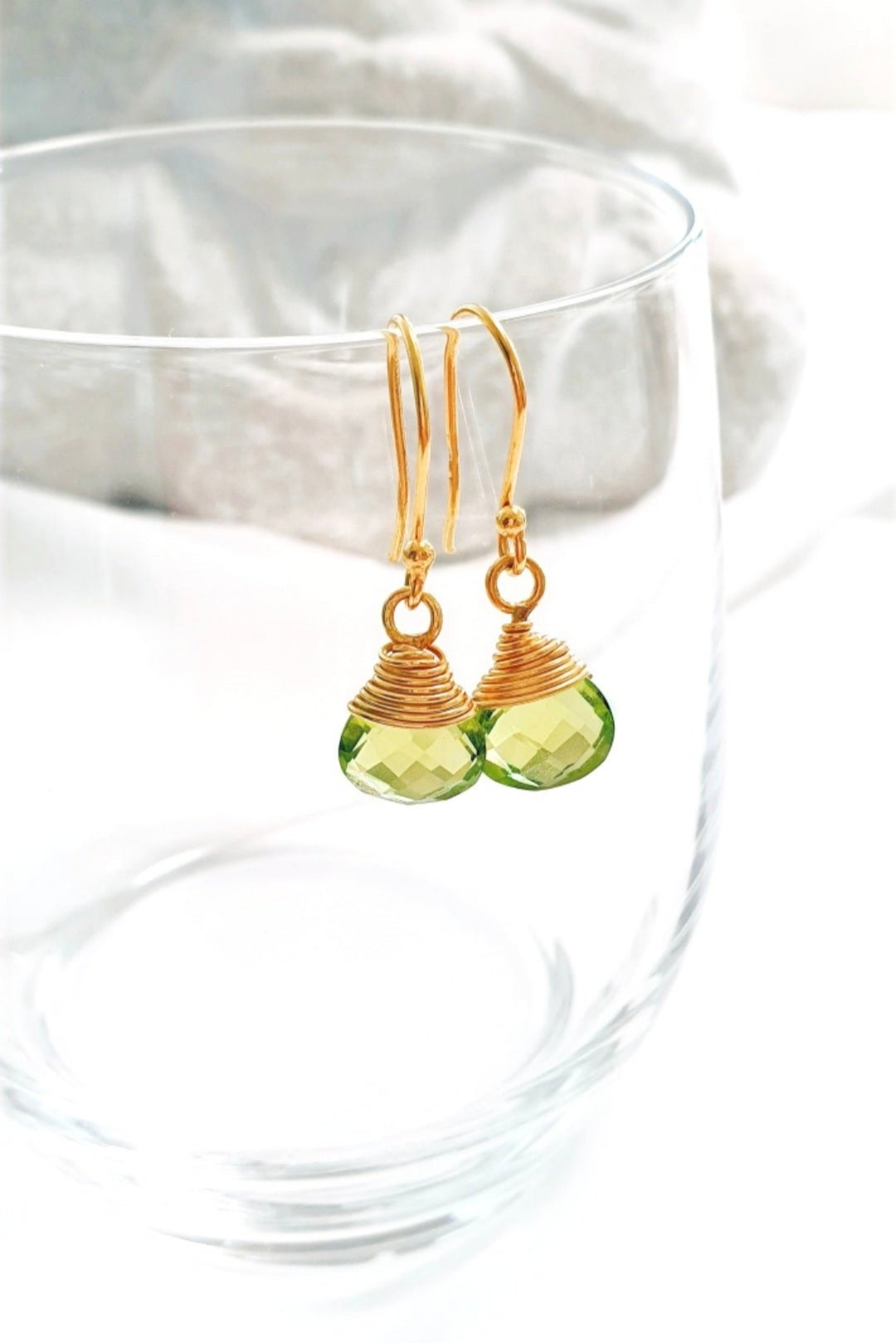 Peridot Hänge Ohrringe, Peridot Ohrringe, Peridot Earrings, grüne Peridot Edelstein Ohrringe draht umwickelt in Gold Hängeohrringe mit tropfenförmigem grünem Peridot Kristall