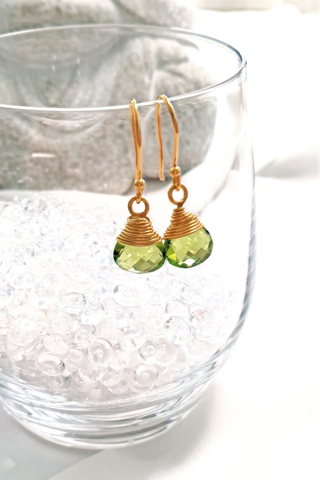 Peridot Hänge Ohrringe, Peridot Ohrringe, Peridot Earrings, grüne Peridot Edelstein Ohrringe draht umwickelt in Gold Hängeohrringe mit tropfenförmigem grünem Peridot Kristall