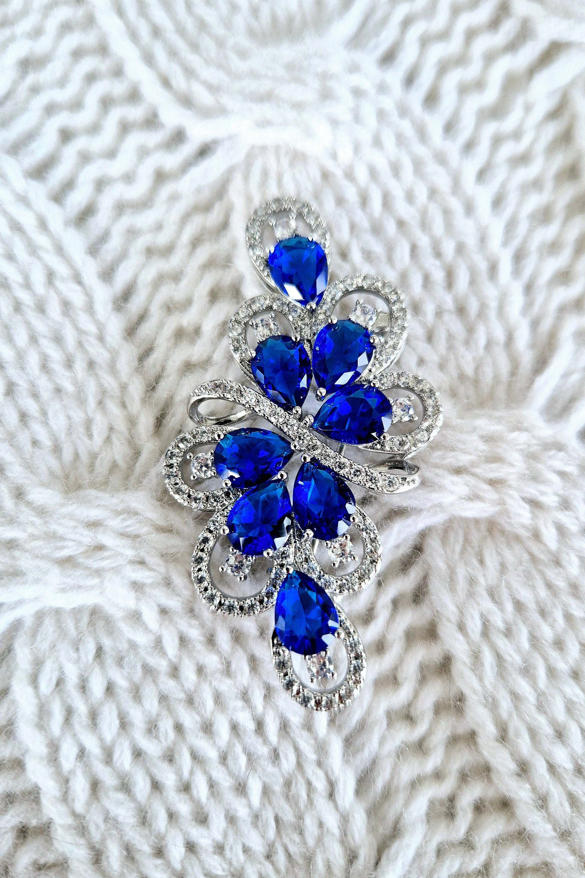 Brooch Royal Blue, Royal blue brooch, Blaue Brosche, broche bleue, Silber Brosche mit blauen Diamant Imitaten, Silver brooch with blue diamond imitation, cubic zirconia brooch, Cubic Zirkonia Brosche, broche royal bleue, bridal brooch, etwas blaues, something blue brooch, elegante Brosche, elegant brooch