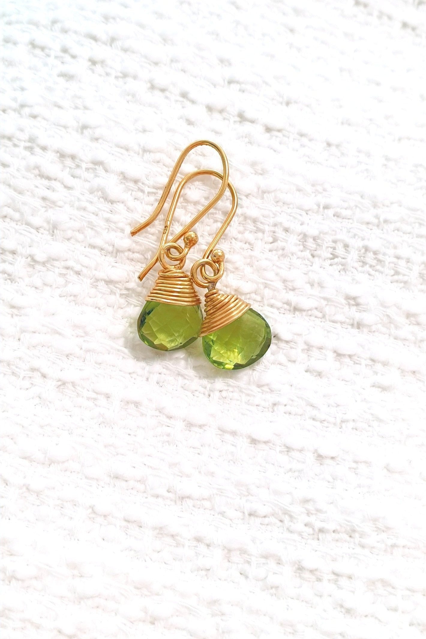 Peridot Hänge Ohrringe, Peridot Ohrringe, Peridot Earrings, grüne Peridot Edelstein Ohrringe draht umwickelt in Gold Hängeohrringe mit tropfenförmigem grünem Peridot Kristall