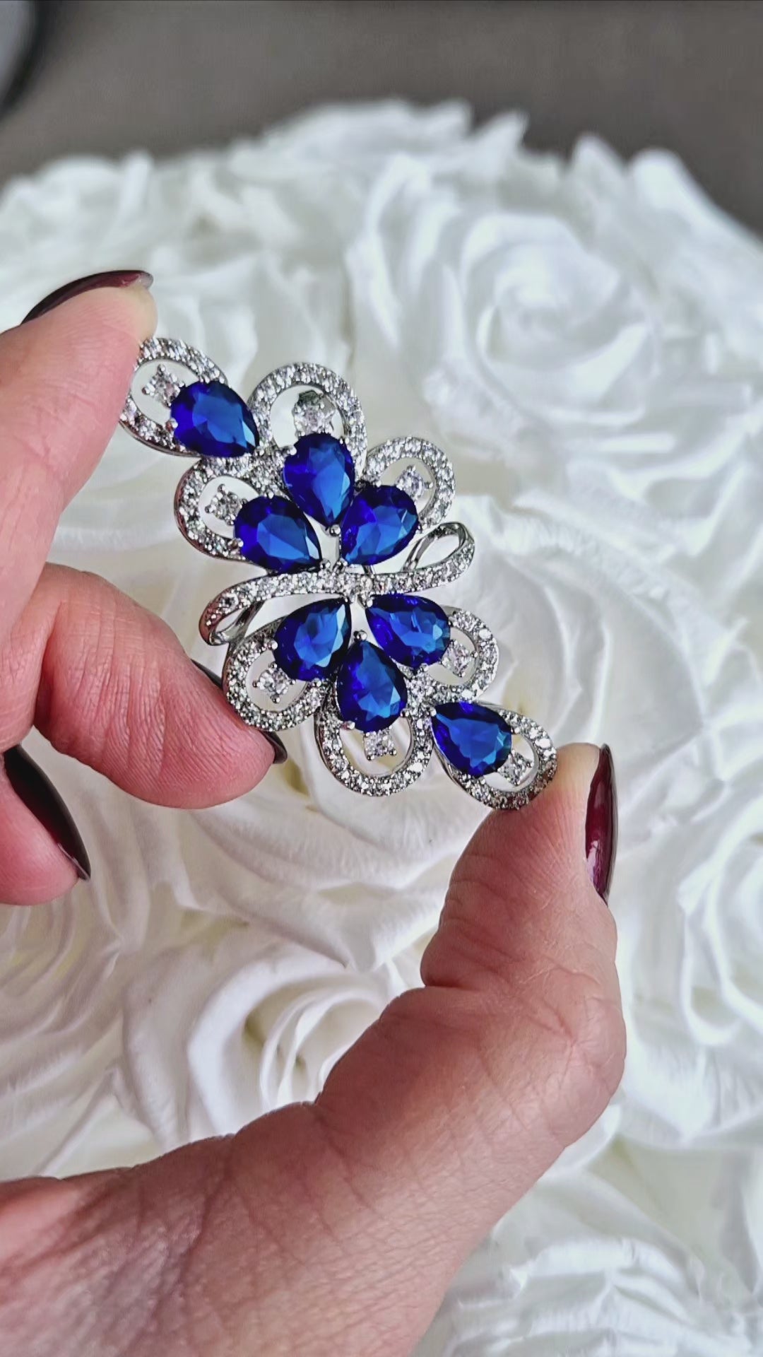 Brooch Royal Blue, Royal blue brooch, Blaue Brosche, broche bleue, Silber Brosche mit blauen Diamant Imitaten, Silver brooch with blue diamond imitation, cubic zirconia brooch, Cubic Zirkonia Brosche, broche royal bleue, bridal brooch, etwas blaues, something blue brooch, elegante Brosche, elegant brooch