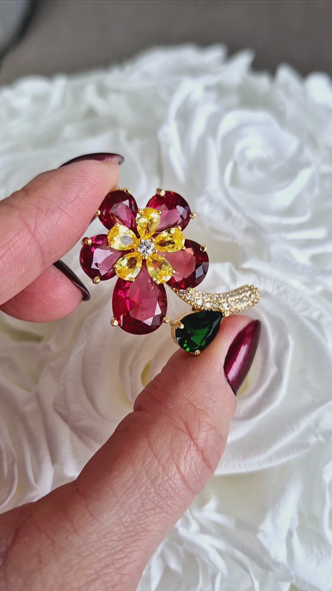 Brosche Rote Blume, goldene Brosche, red flower brooch, golden brooch, broche en or, broche fleur, broche rouge, rote Brosche, red brooch, Brosche, brooch, broach, broche, Blumen Brosche 